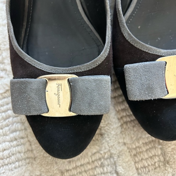 Ferragamo Vara 6.5B Black/grey suede pumps - Picture 4 of 6